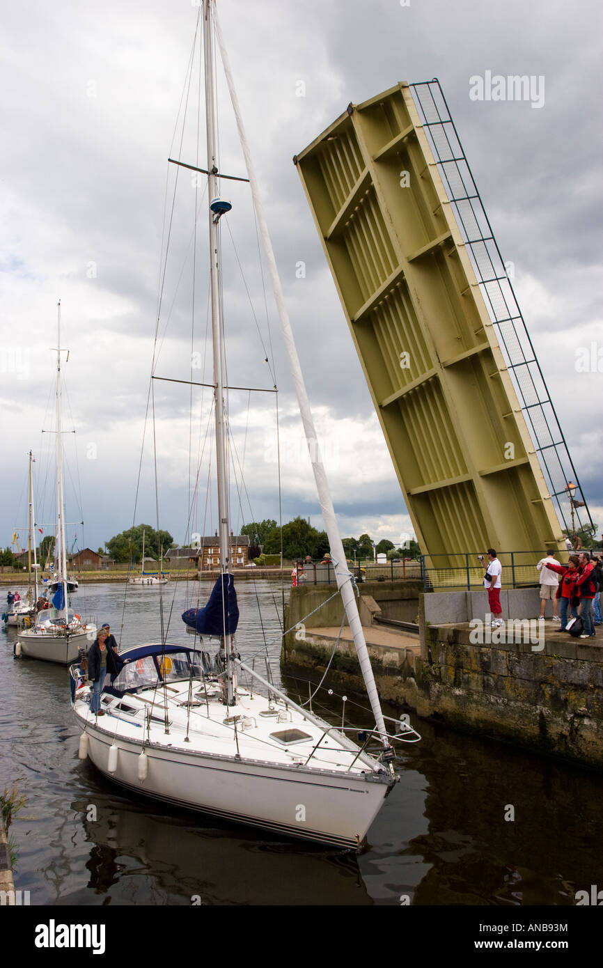 Honfleur Vieux Bassin di sollevamento del ponte stradale Foto Stock