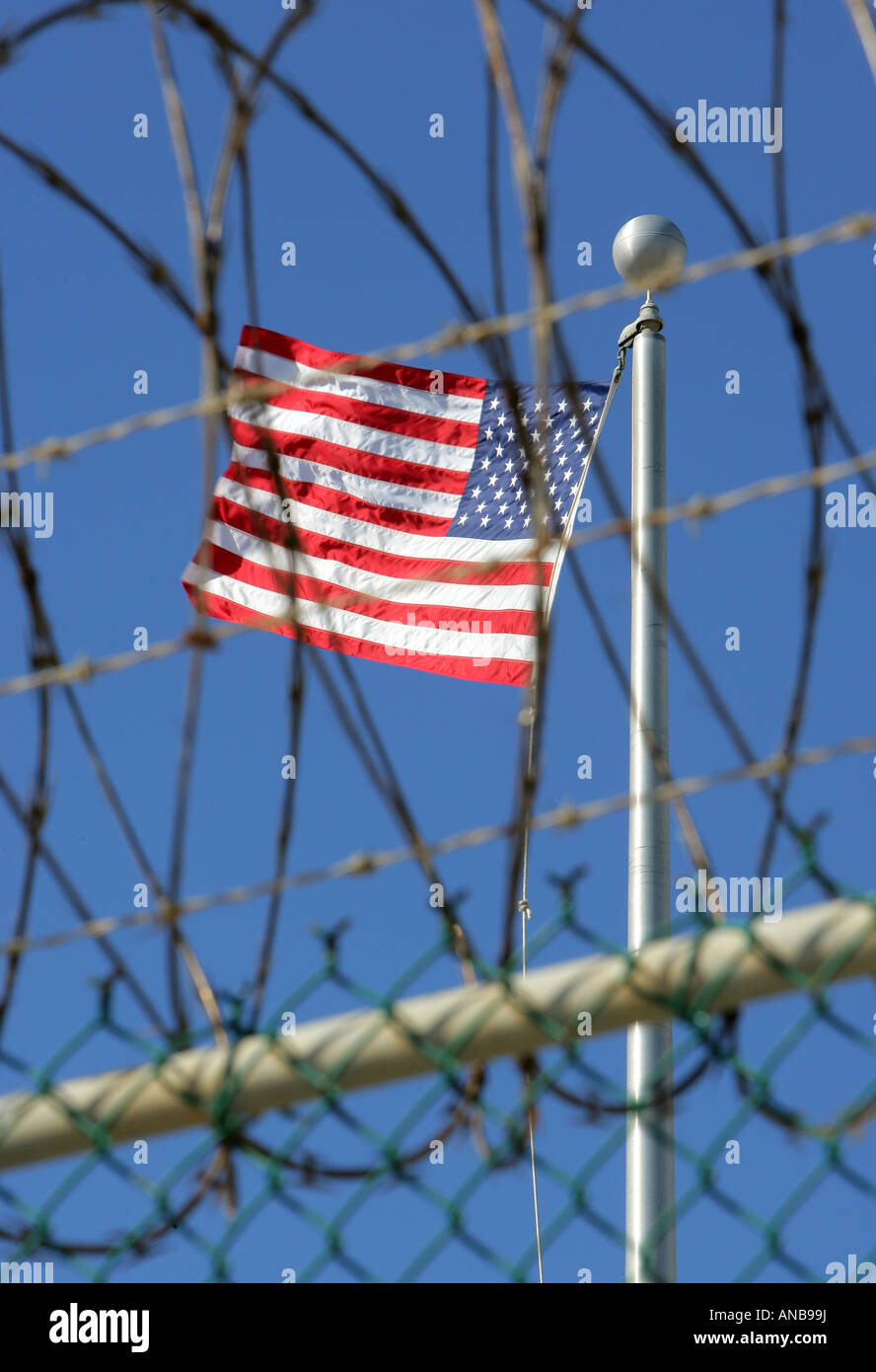 Noi bandiera oltre il filo spinato a Camp Delta sulla US Naval Station Guantanamo Bay a Cuba Foto Stock