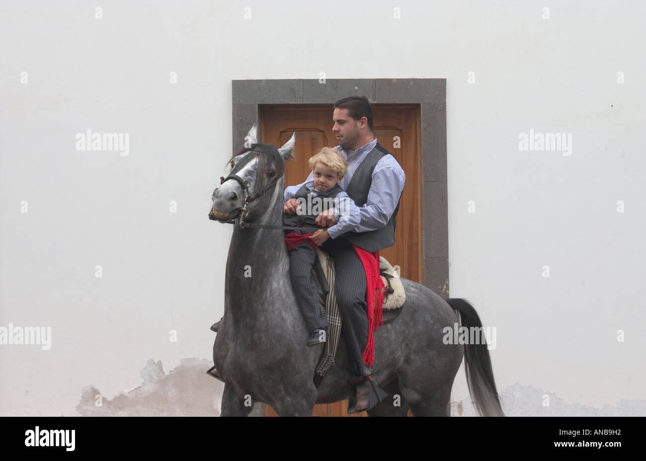 Lo spagnolo uomo e figlio a cavallo al Fiesta su Gran Canaria Foto Stock