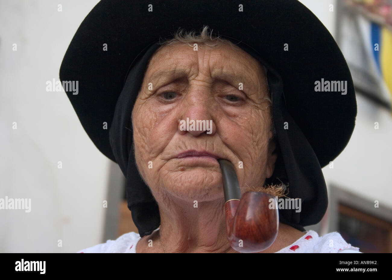 Il vecchio donna spagnola tubo di fumo Foto Stock
