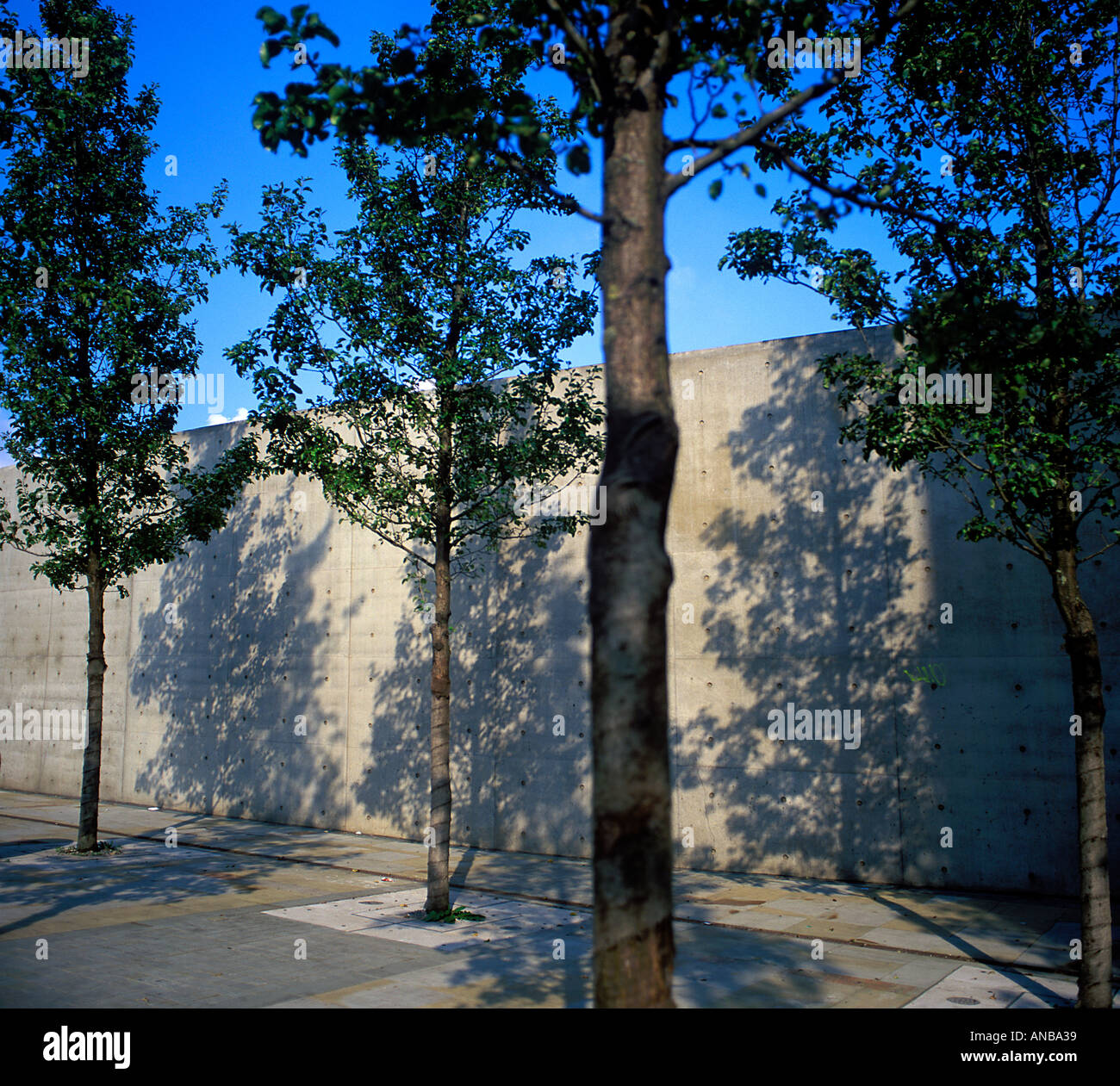 Piccadilly Gardens Manchester con schermo da Tadao Ando Foto Stock