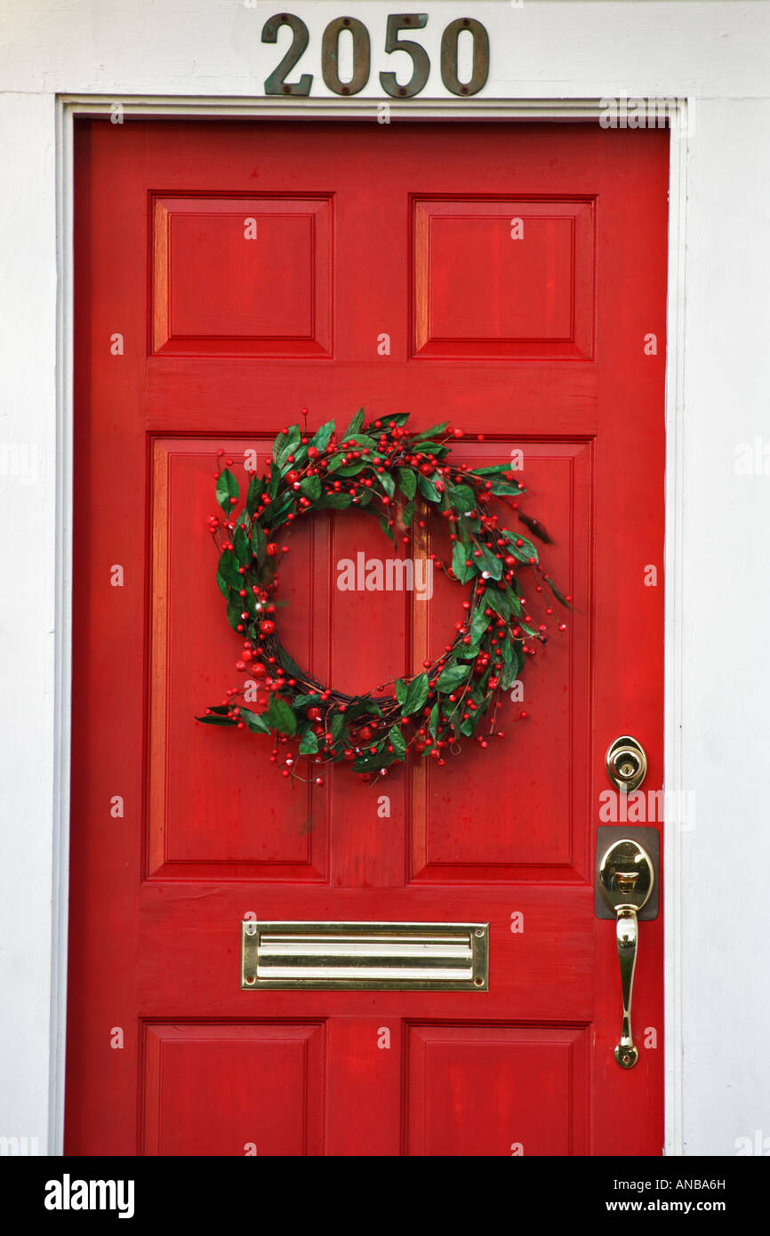 Natale holly corona sul distintivo porta rossa della casa residenziale Victoria British Columbia Canada Foto Stock