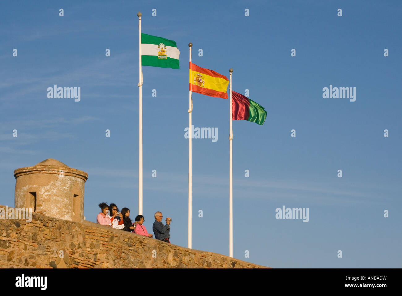 Malaga Costa del Sol Spagna turisti scattano fotografie dalle mura del Castello di Gibralfaro Foto Stock