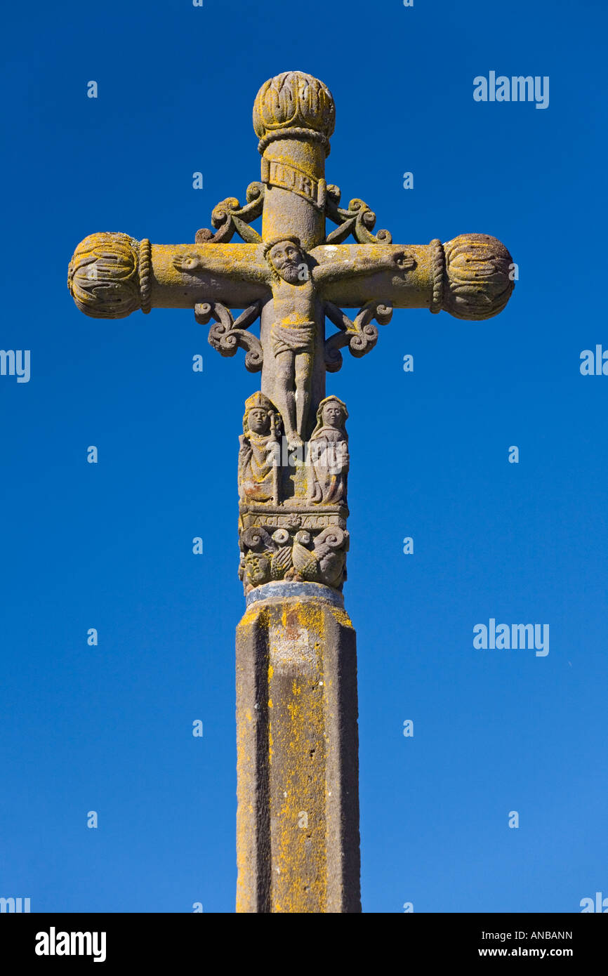 Una croce elencati su una corsia, in Sermentizon (Puy de Dôme - Francia). Une croix de chemin classée à Sermentizon (Francia). Foto Stock