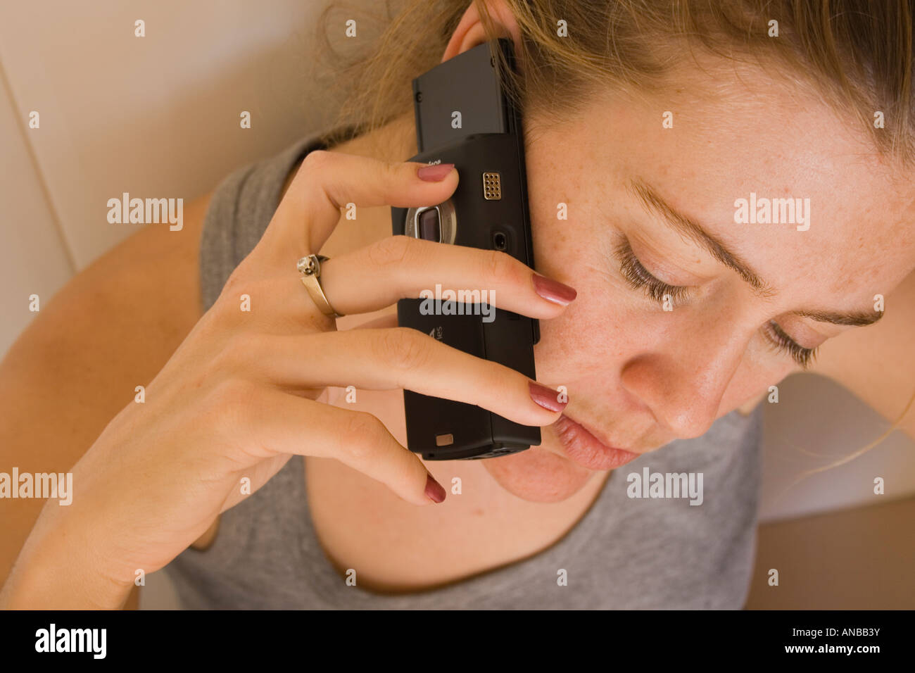 Giovane donna parlando al telefono cellulare Foto Stock