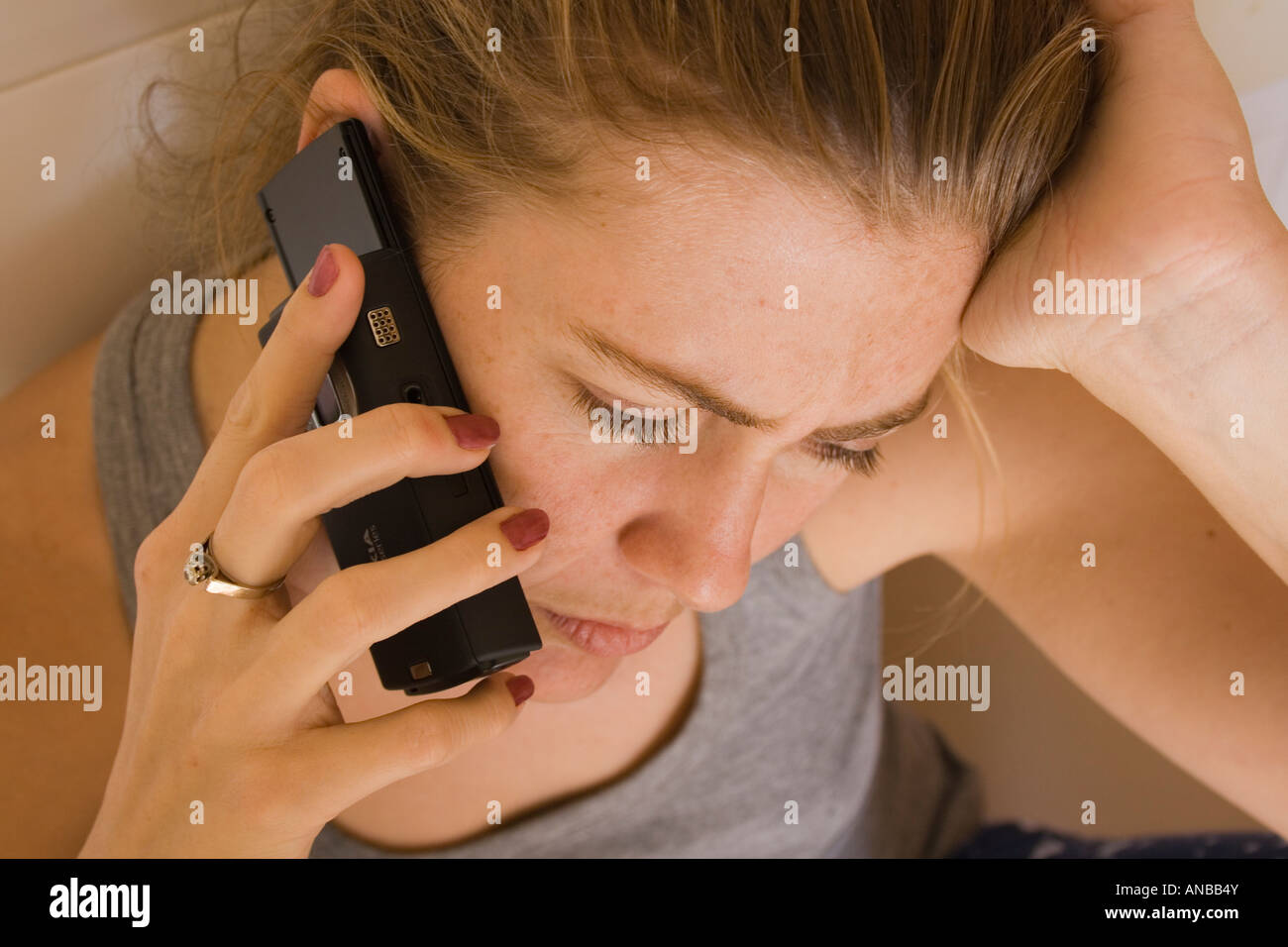 Giovane donna parlando al telefono cellulare Foto Stock