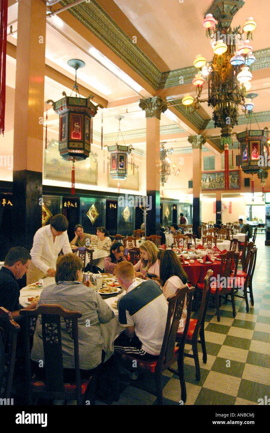 Una famiglia di persone di mangiare in un ristorante Cinese di Chinatown di San Francisco, California, Stati Uniti d'America Foto Stock
