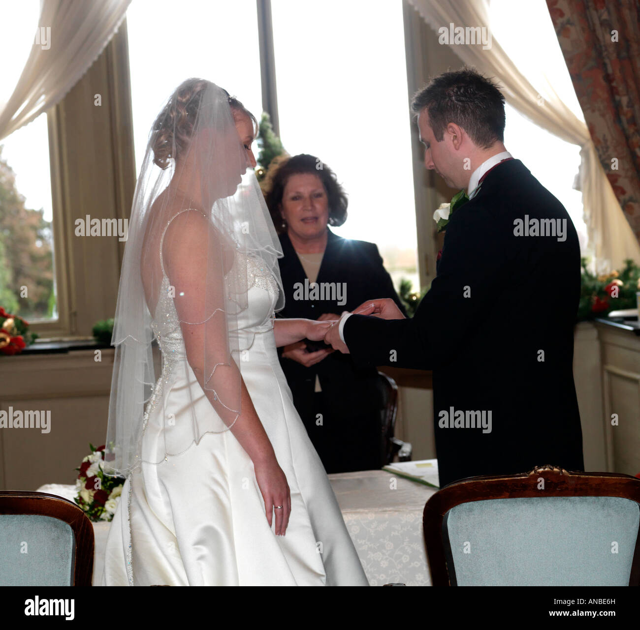 Lo sposo posizionando l'anello sul dito spose Wedding Thorpe Hall Peterborough Inghilterra Foto Stock
