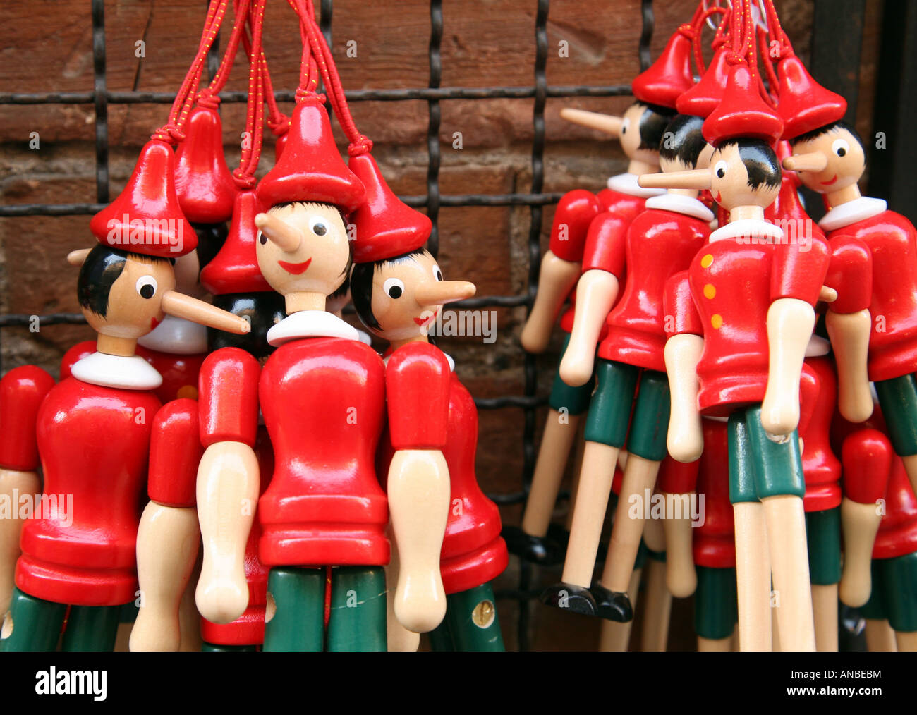 Pinocchio in legno bambole giocattoli per la vendita, San Gimignano Toscana  Italia Foto stock - Alamy