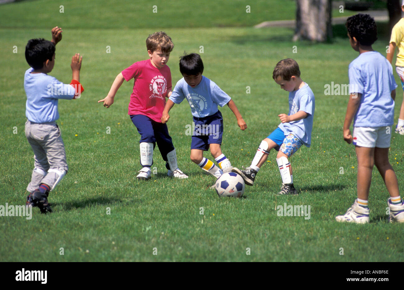I bambini giocano a calcio Foto Stock