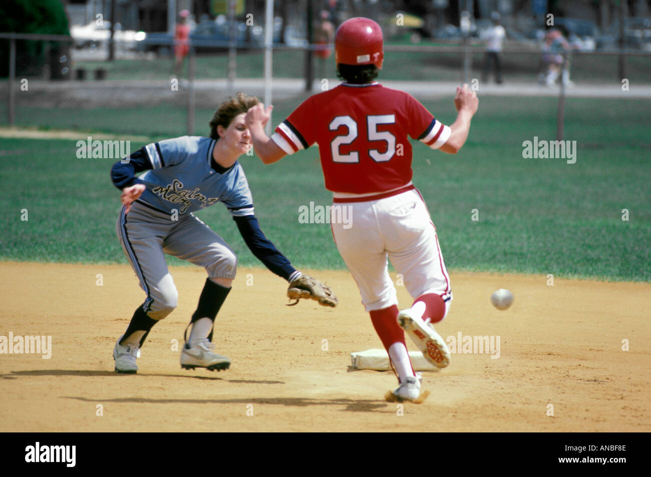 Femmine Play Softball Foto Stock