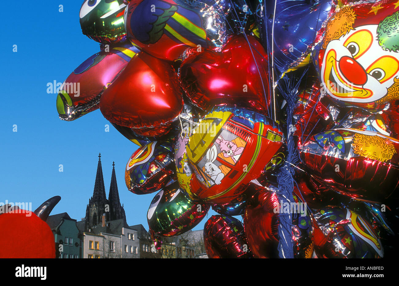 Colonia a Karneval tempo con il modello DOM o cattedrale in background Foto Stock