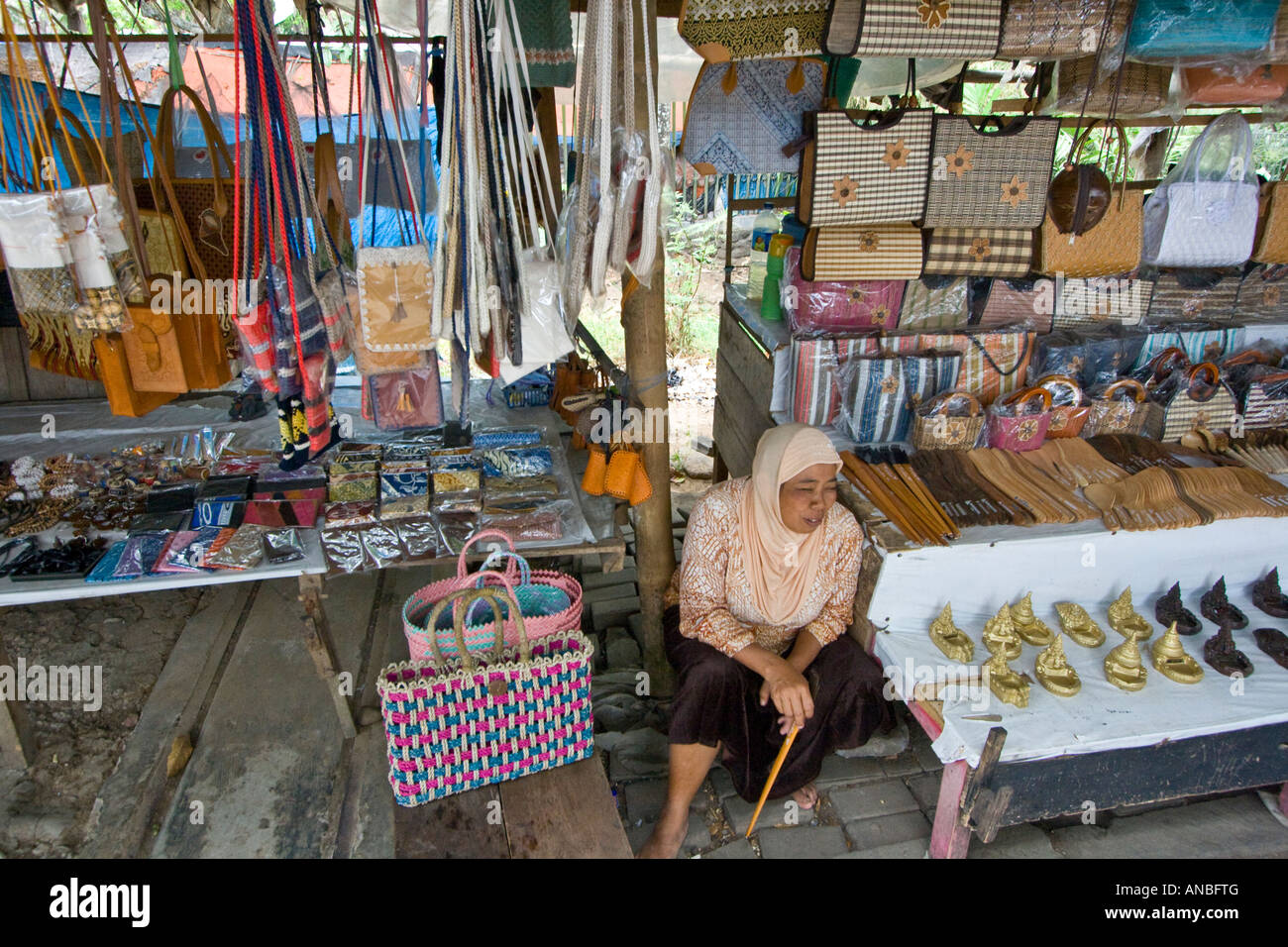 Donna musulmana che vendono souvenir Solo Java Indonesia Foto Stock