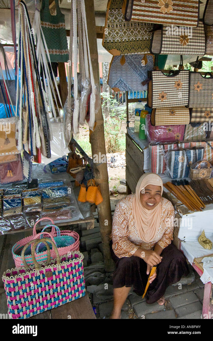 Donna musulmana che vendono souvenir Solo Java Indonesia Foto Stock