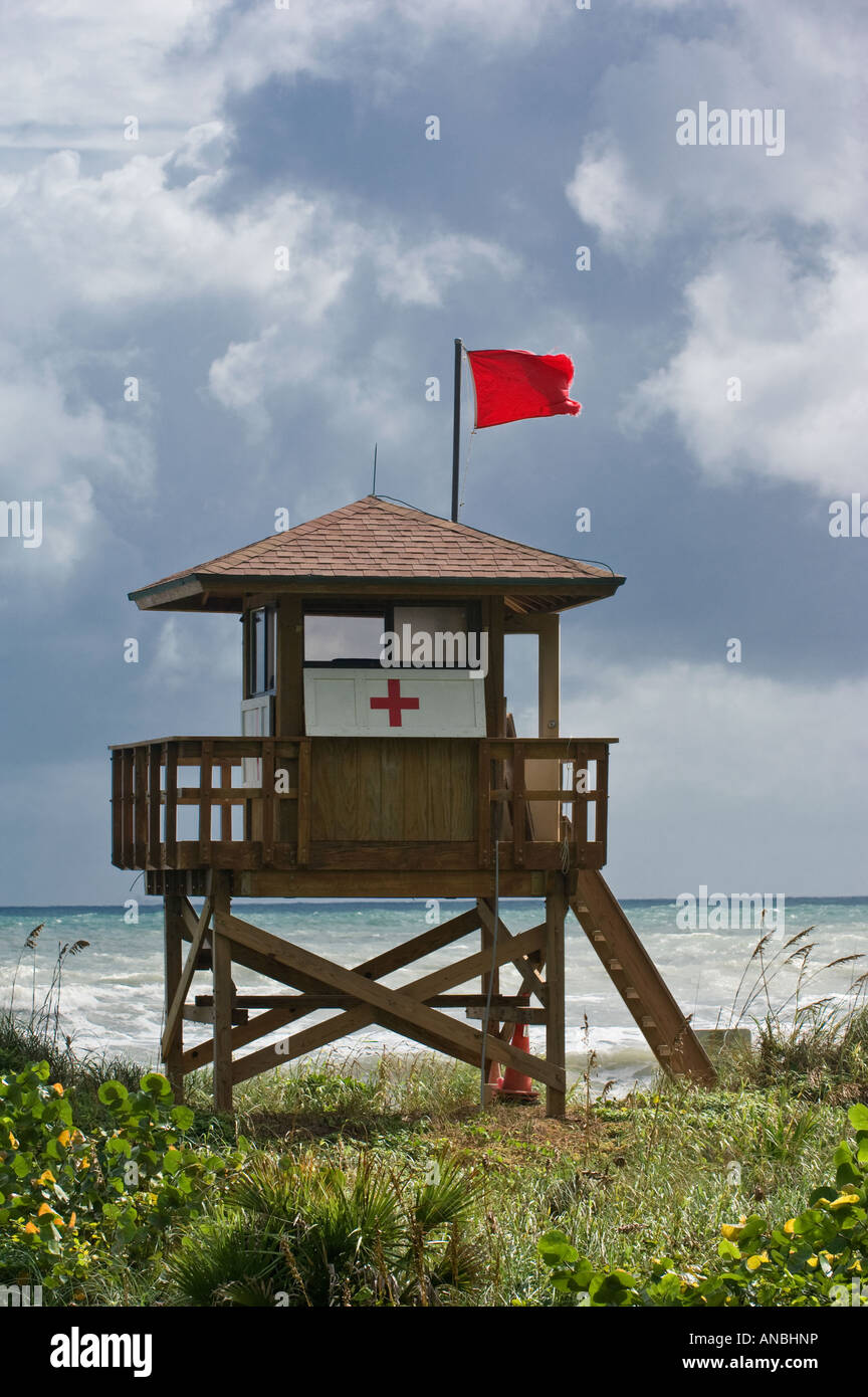Bagnino stand lookout tower post di nuoto di salvataggio di sicurezza protezione protezione costiera bandiera rossa attenzione spiaggia della Florida tro Foto Stock