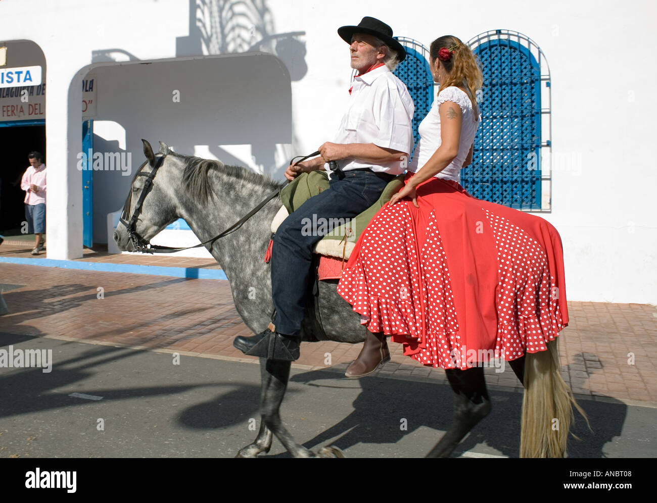 L uomo e la donna a cavallo a Fuengirola Feria, Fuengirola, Costa del Sol, Spagna, Europa, Europeo fiesta, Andalusia Foto Stock