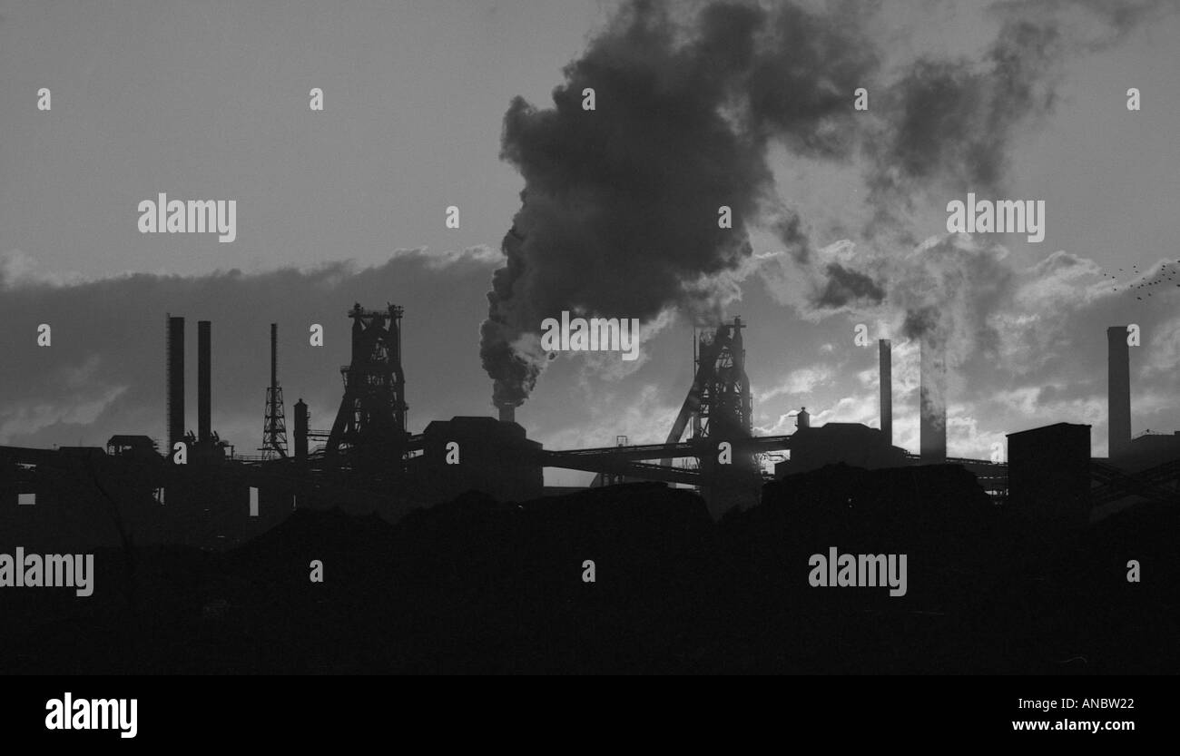 Altoforno impianto mostrante due forni in silhouette con fumo e vapore Foto Stock