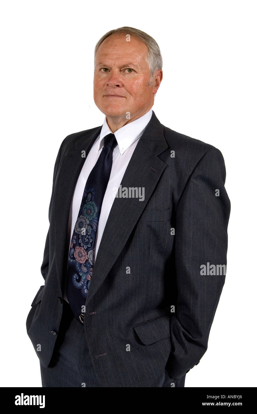 Medium shot di un esecutivo guardare dritto verso la fotocamera con un leggero sorriso Foto Stock