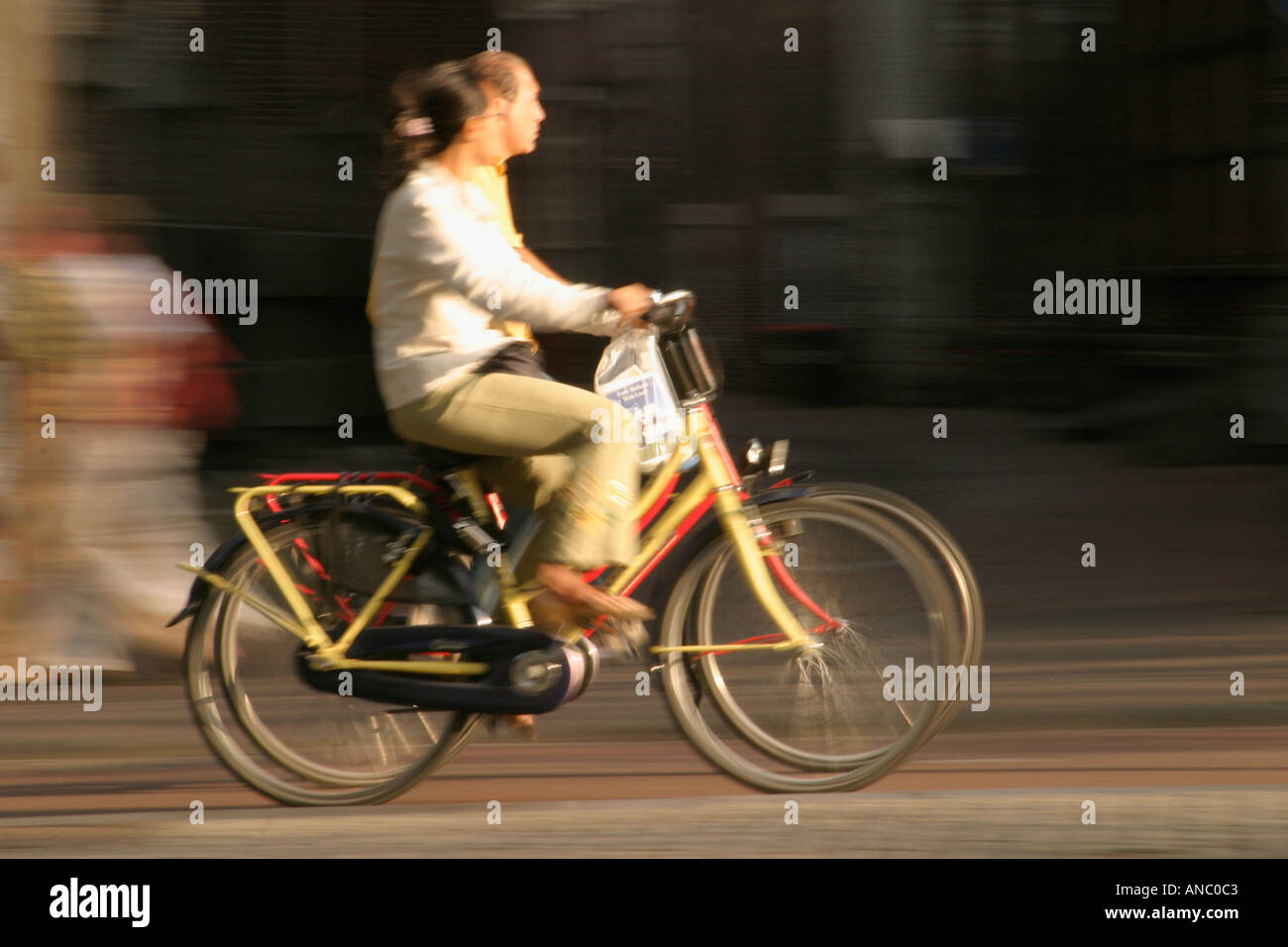 L uomo e la donna in bicicletta, Amsterdam, Olanda. Foto Stock