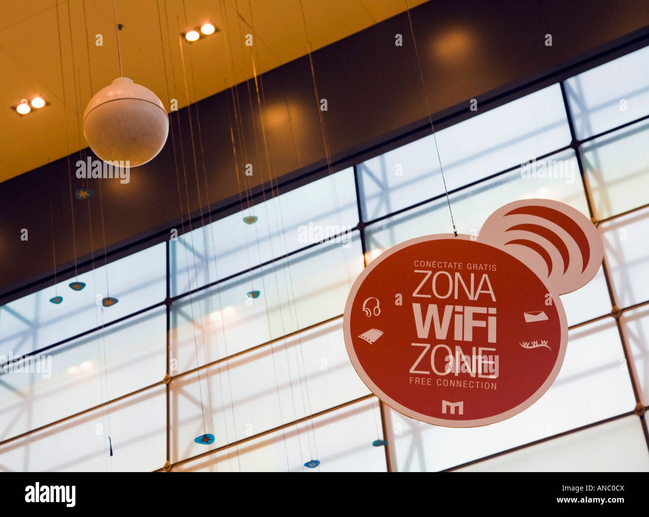 Area Wifi pubblicizzati in spagnolo e in inglese Foto Stock