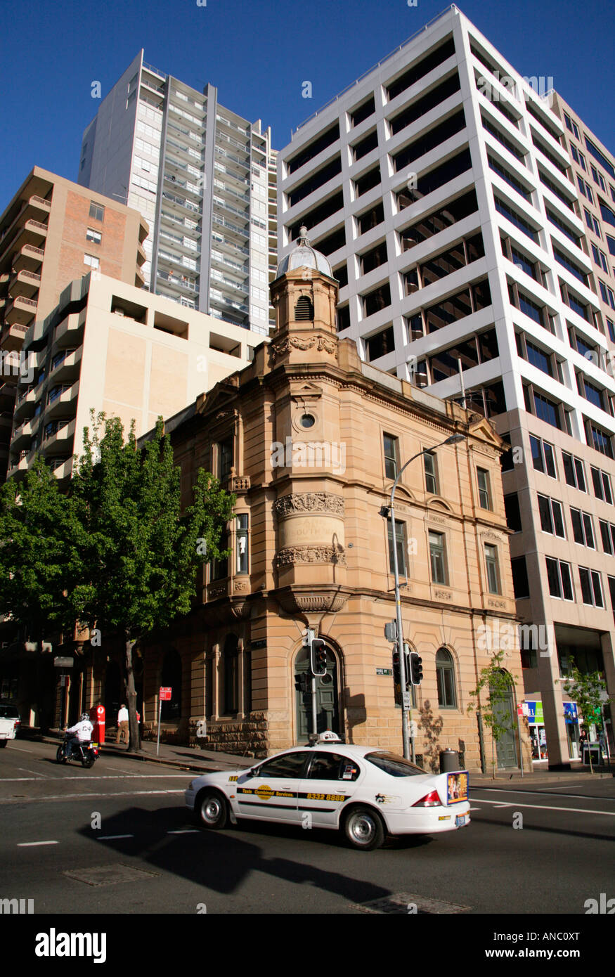 Sydney, taxi all incrocio con la storica banca di arenaria del Nuovo Galles del Sud con la costruzione di edifici moderni. Foto Stock