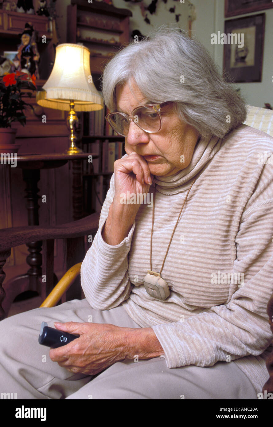 Malinconici donna anziana da soli nella propria casa prevede di impiegare il suo interlocutore per aiutare, REGNO UNITO Foto Stock