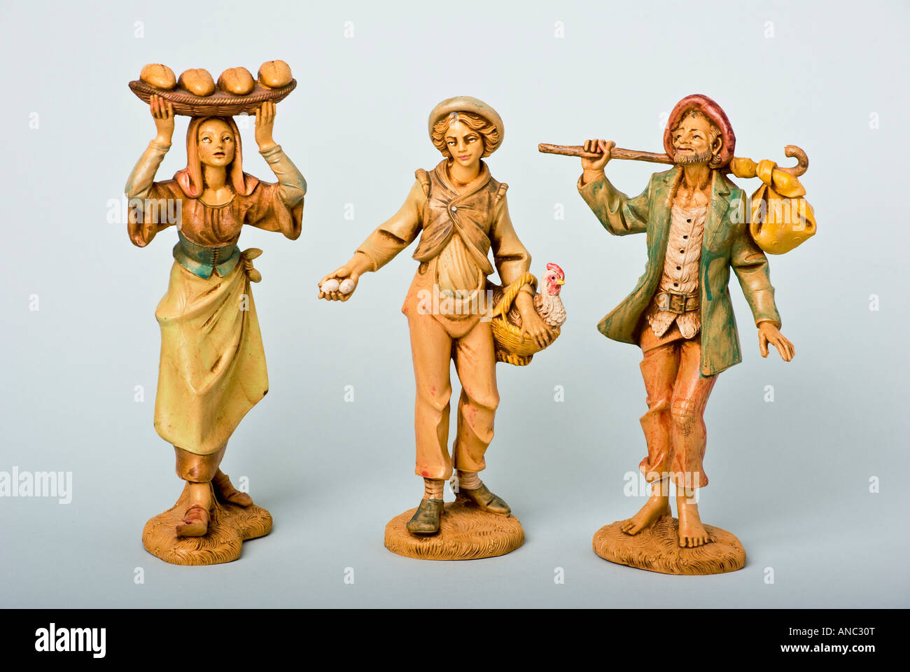 Tre storico personaggio napoletano figure raffiguranti la vita in tempi antichi e utilizzati come parte di un tradizionale presepe italiano Foto Stock