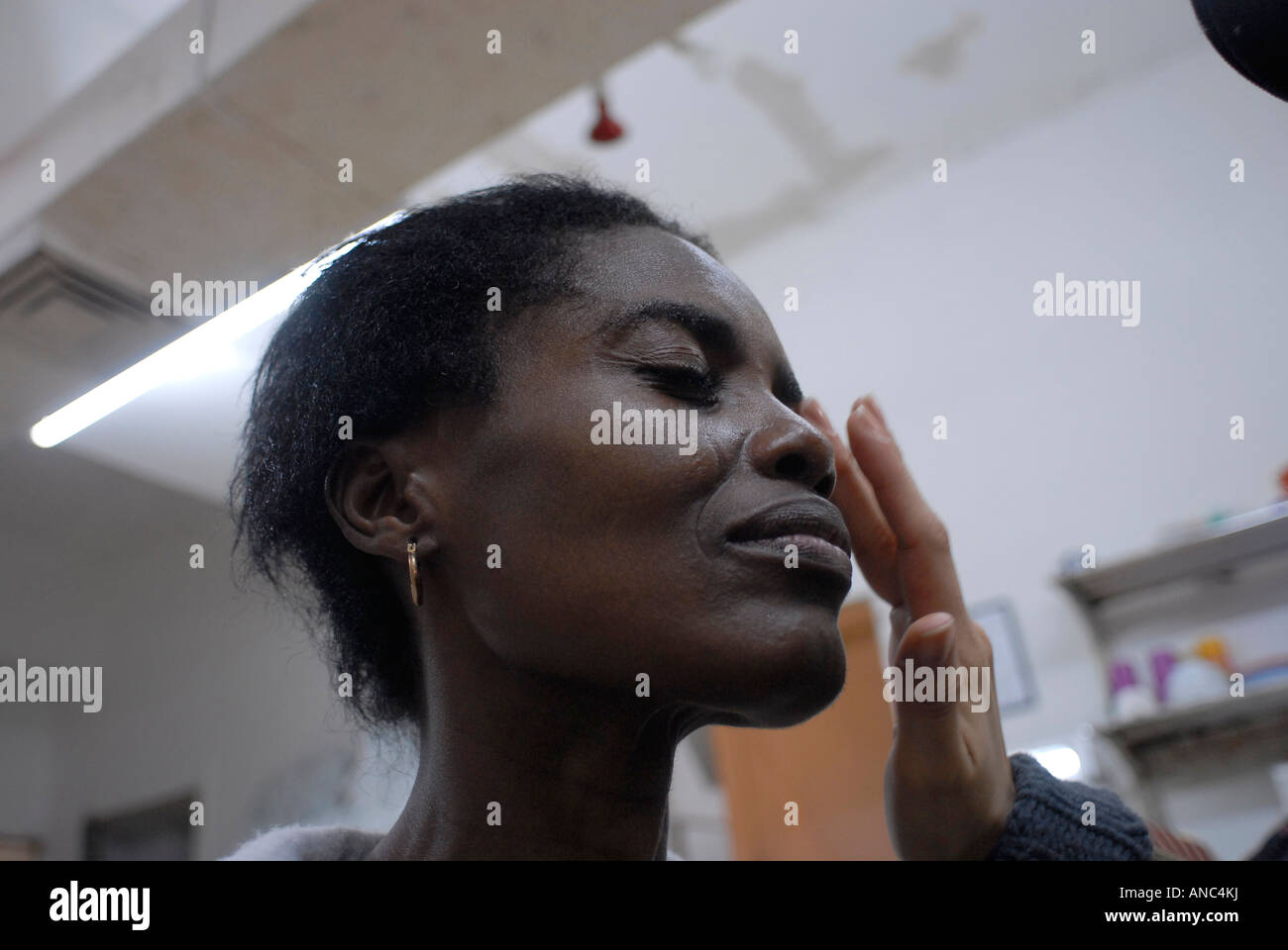 Migranti africani in una casa rifugio per le donne di strada e tossicodipendenti presso la vecchia stazione centrale degli autobus di Tel Aviv, Israele Foto Stock