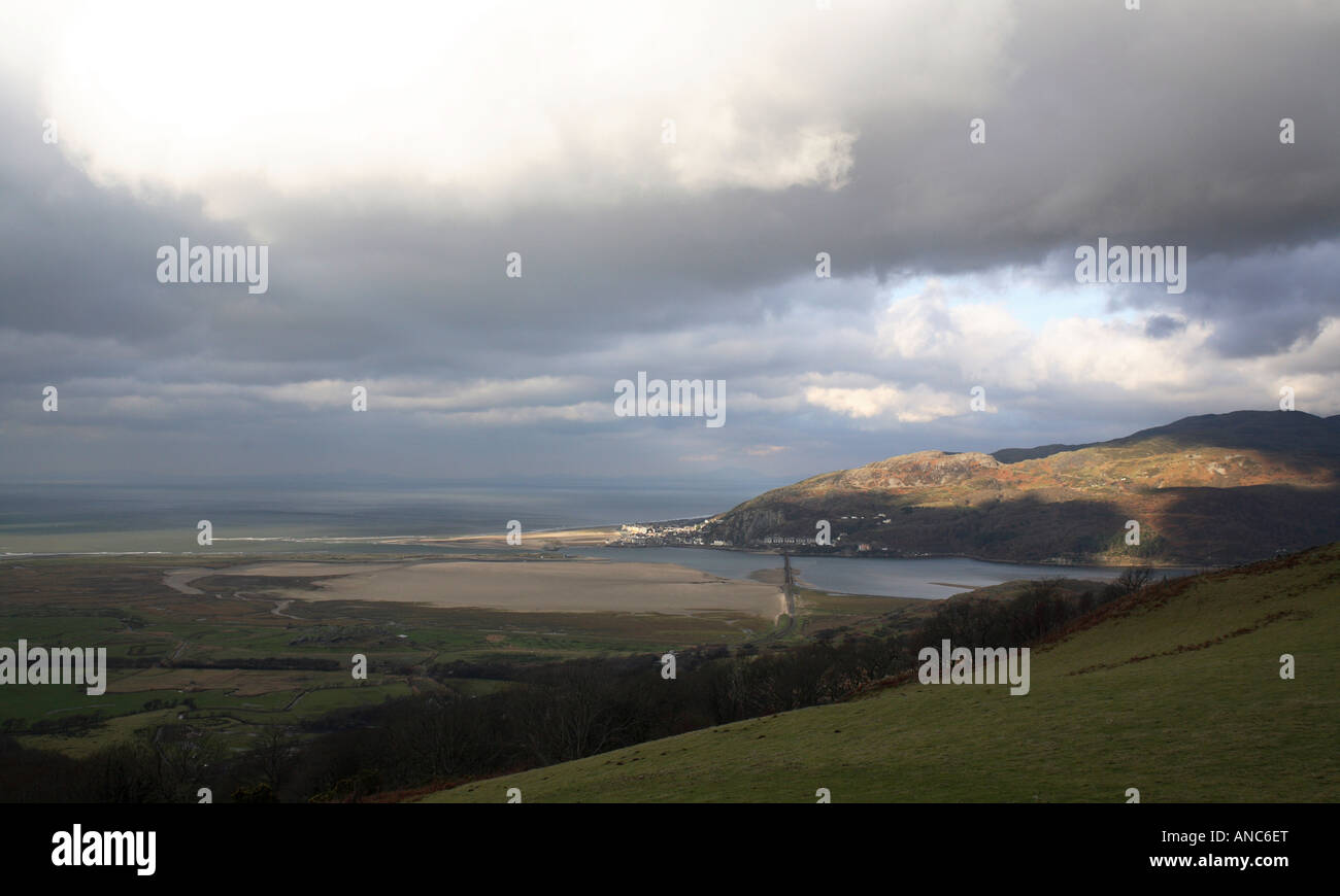 Un paesaggio di barmouth e cardigan bay da cadir idris mountain con grande cielo tempestoso Foto Stock