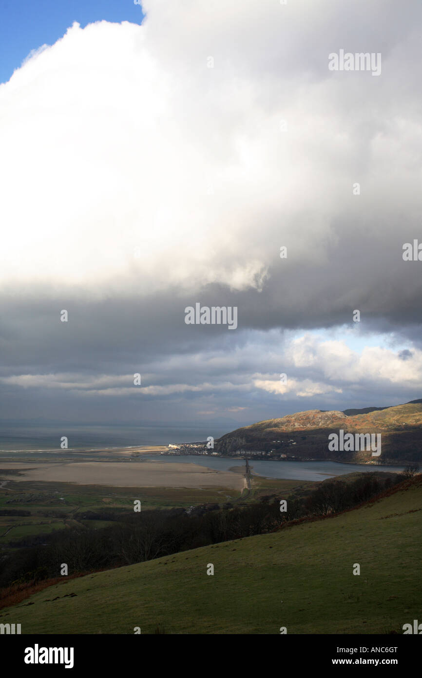 Un paesaggio di barmouth e cardigan bay da cadir idris mountain con grande cielo tempestoso Foto Stock