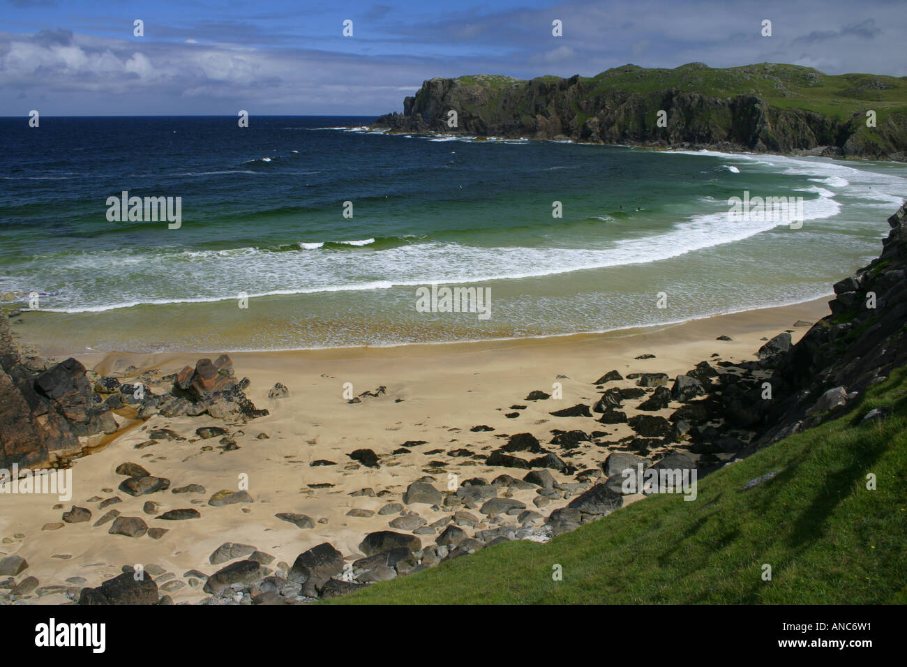 Surfisti a Dail Beag, Lewis, Ebridi Esterne, Scozia Foto Stock