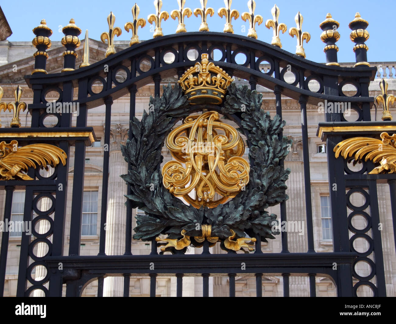 Royal insegne sul i cancelli di ingresso a Buckingham Palace Londra Inghilterra REGNO UNITO Foto Stock