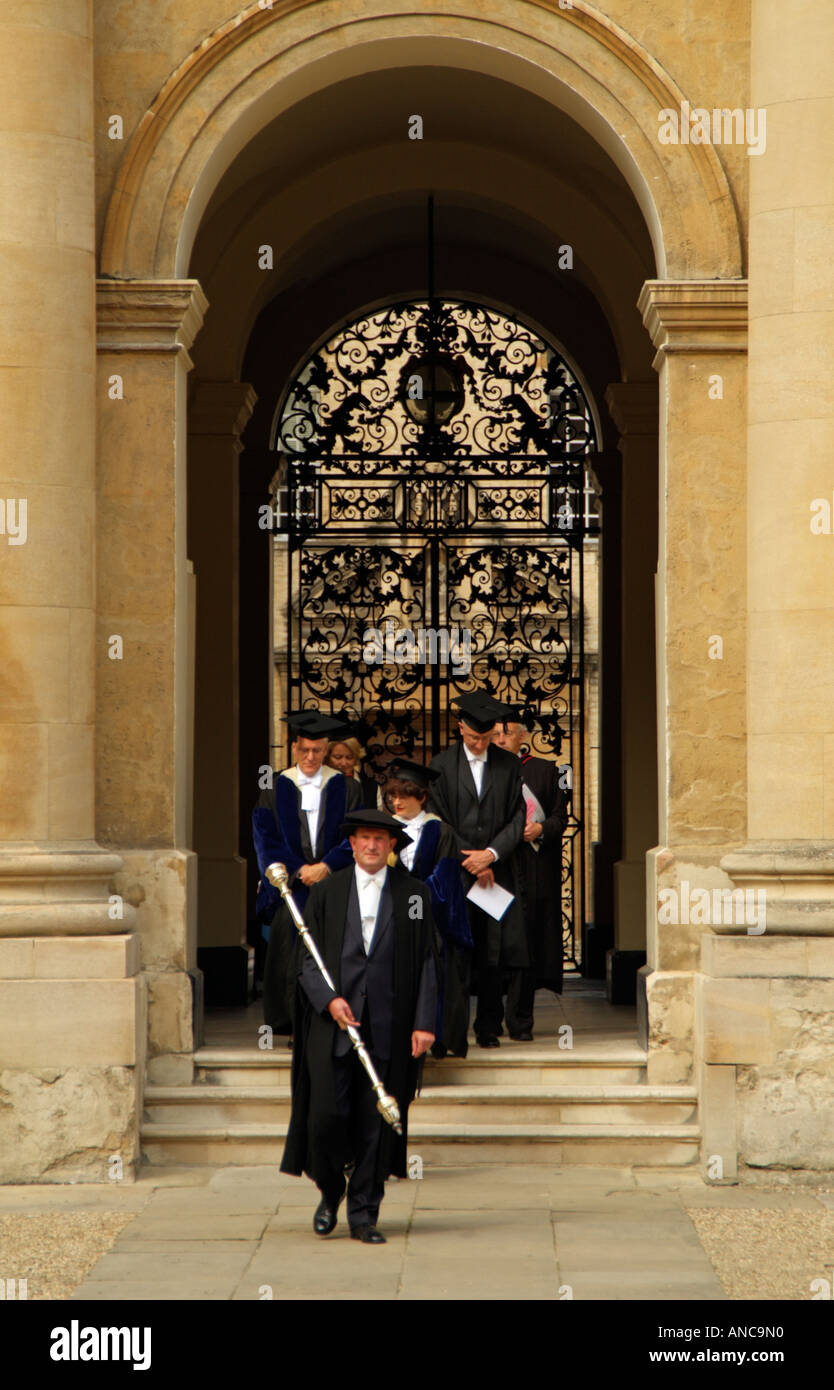 Università di Oxford. Gli accademici che indossa abiti tradizionali, abiti e cappelli camminando su un corteo cerimoniale al Clarendon Building Foto Stock