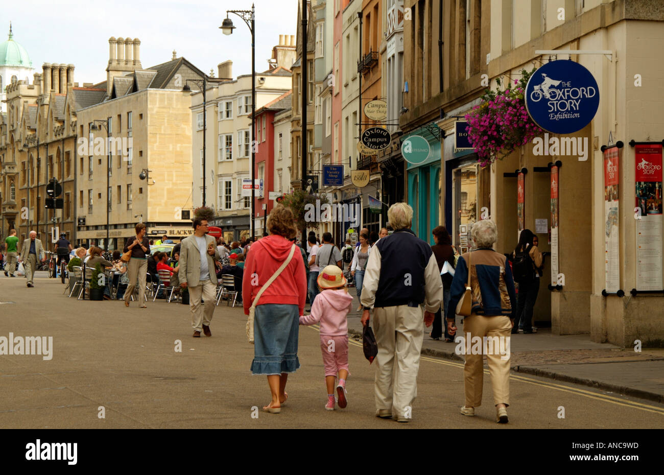 I visitatori su Broad Street nel centro di Oxford Oxfordshire England Regno Unito Foto Stock