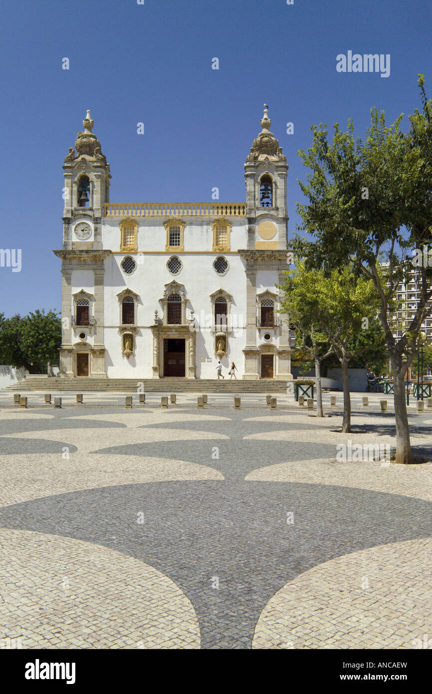Largo do Carmo Faro Algarve Portogallo la barocca chiesa di Nossa Senhora do Carmo Foto Stock