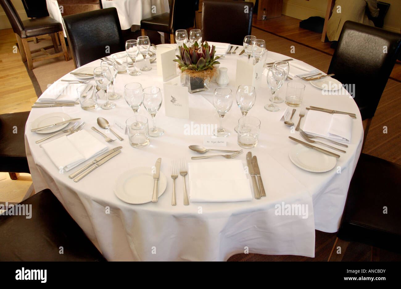 Tabella formale di impostazione per il pranzo in Angel Hotel durante Abergavenny Food Festival Monmouthshire South Wales UK UE Foto Stock