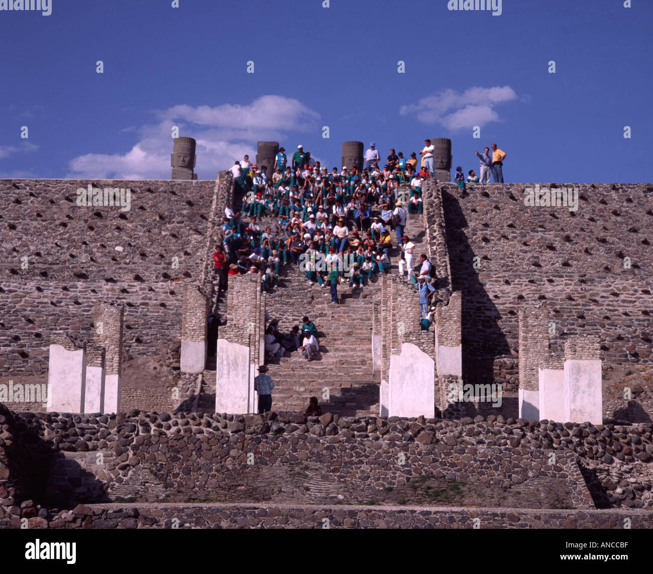 Gruppo di bambini delle scuole sui gradini di una piramide di Tula Hidalgo Messico Foto Stock