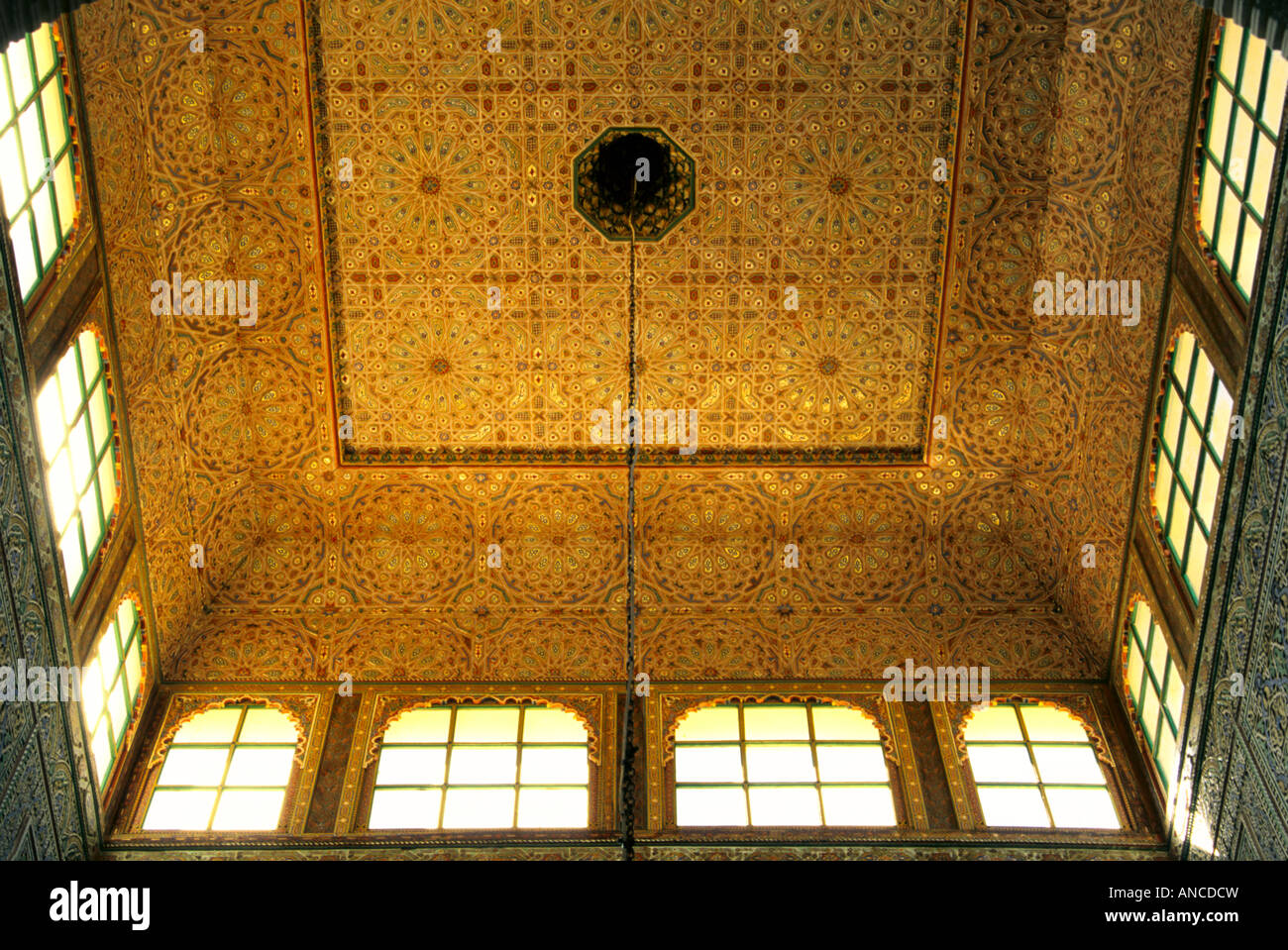 Soffitto decorato nella camera del Mausoleo Moulay Ismail di Meknes Marocco Foto Stock