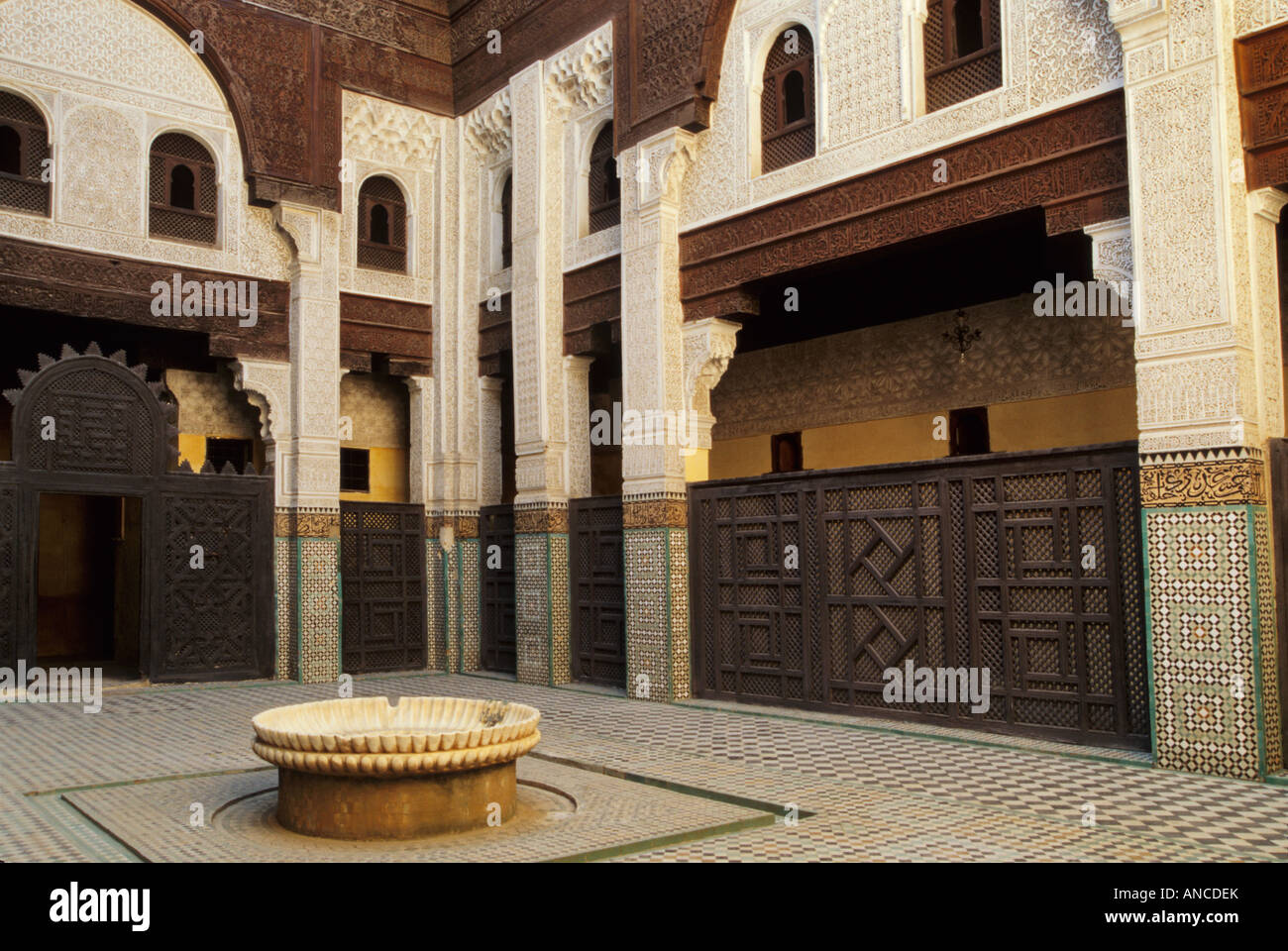 Piastrella in stucco e decorazioni in legno a Medersa Bou Inania courtyard Meknes Marocco Foto Stock