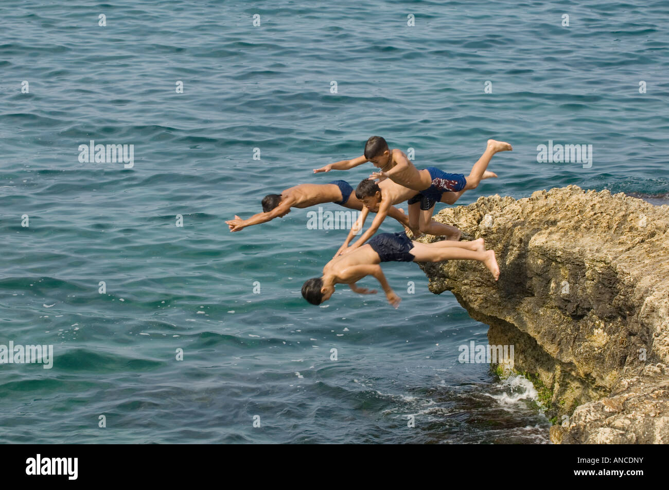 Quattro ragazzi immersioni nel mare Mediterraneo Foto Stock