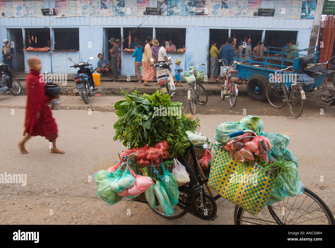 Myanmar Birmania settentrionale dello Stato Shan Hsipaw cibo locale mercato di generi alimentari mobile su di una bicicletta Foto Stock