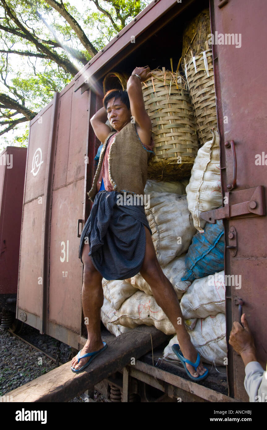 Myanmar hsipaw porter al carico di lavoro di un vagone treno Foto Stock