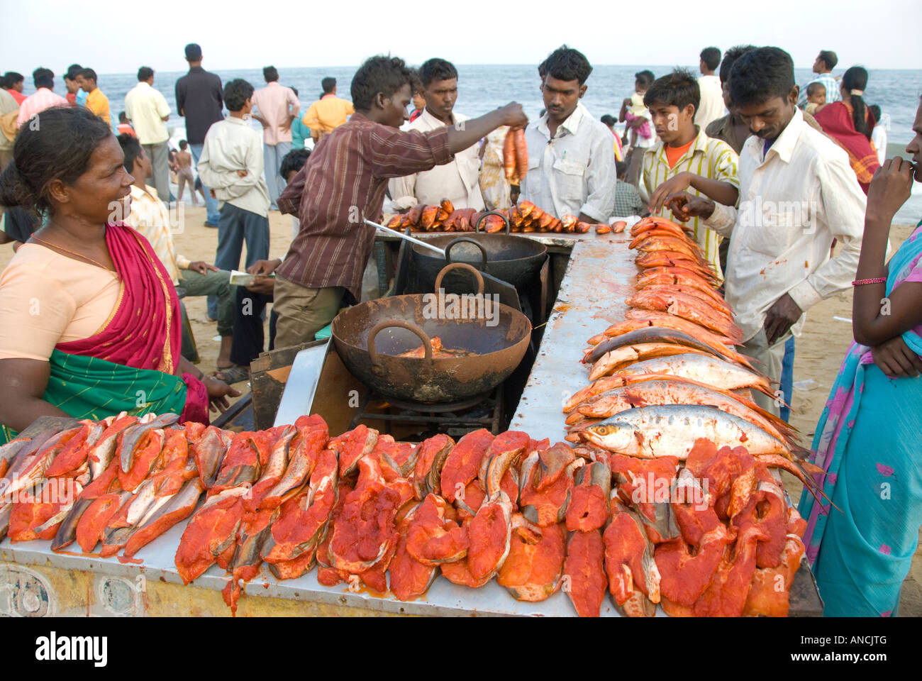 Gente che vende di fresco pesce cucinato sulla spiaggia di Marina in Chennai India del Sud Foto Stock