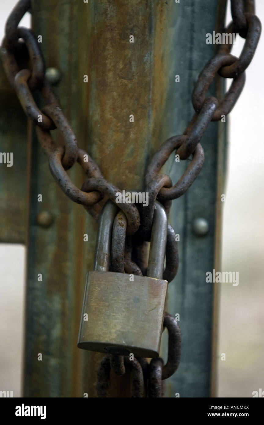 Una catena è bloccato intorno a una recinzione Foto Stock
