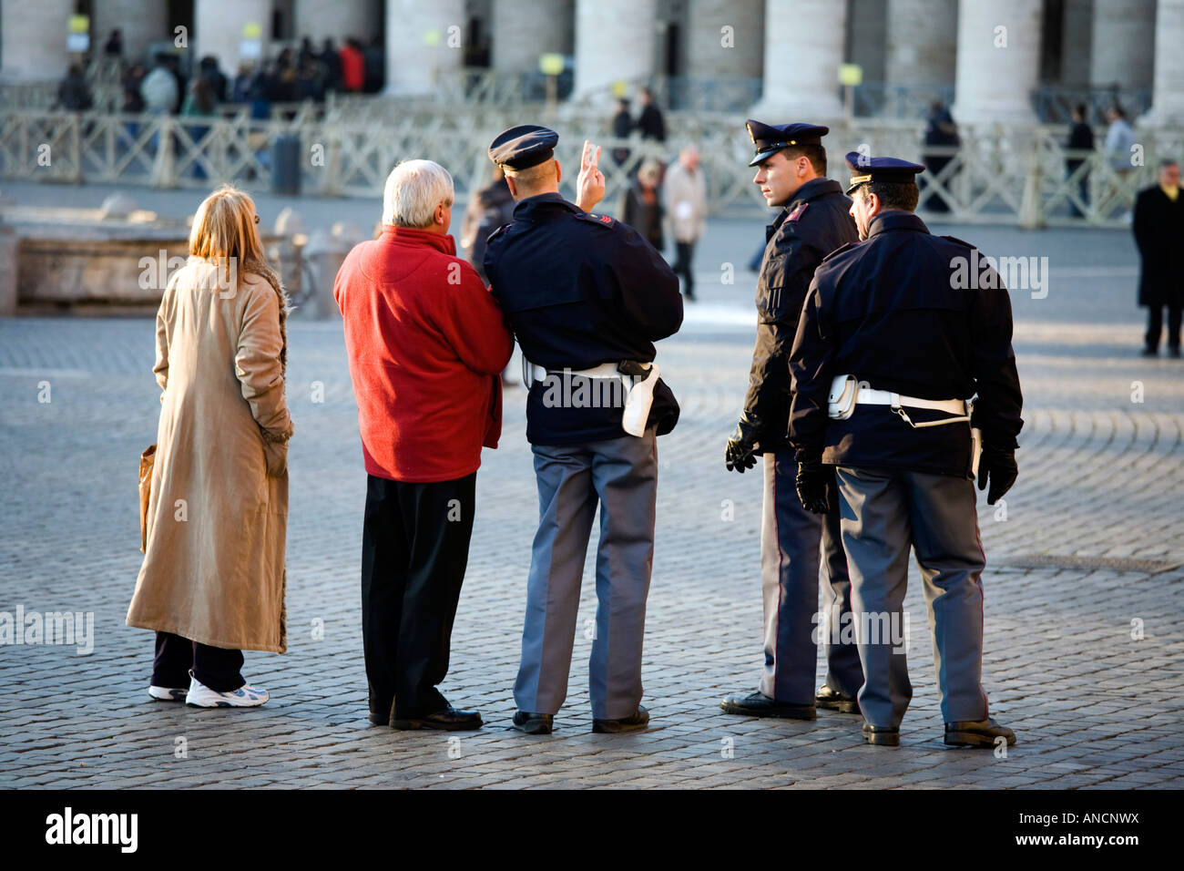 Italia Roma poliziotti che dà informazioni sulla Basilica di San Pietro Foto Stock
