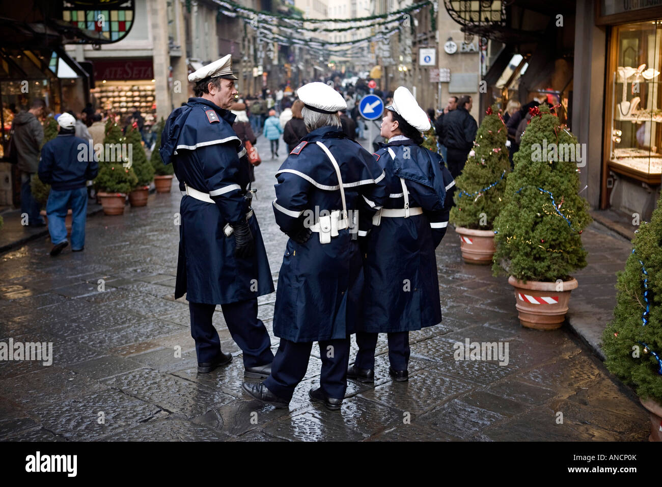 Italia Firenze la polizia sul Ponte Vecchio Foto Stock