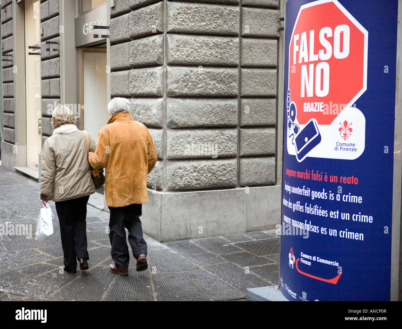 Italia Firenze segno nella città centro s acquirenti di avvertimento circa la responsabilità di acquisto di merci contraffatte Foto Stock