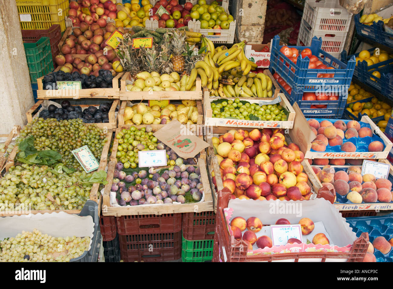 Una selezione di frutta fresca in vendita presso un negozio di alimentari nel centro storico di Kerkyra, Corfù, Grecia. Foto Stock