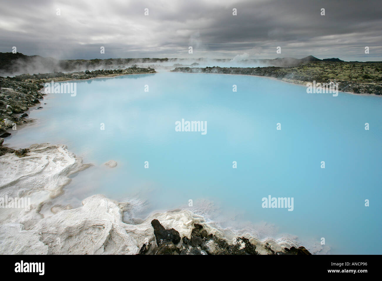 Depositi di silice Piscine di raffreddamento alla Laguna Blu Centrale geotermica elettrica Foto Stock