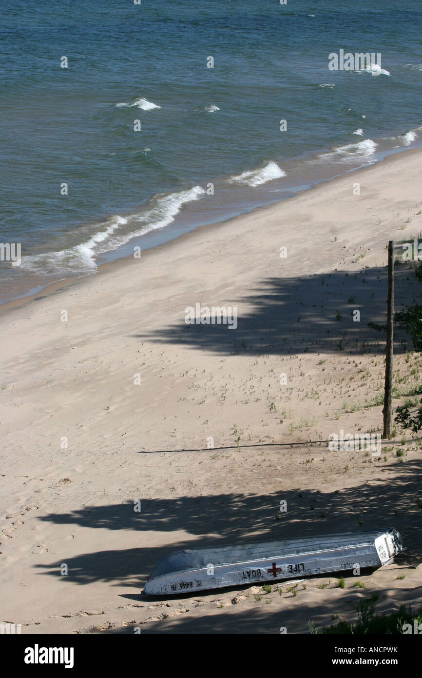 Lago Michigan negli Stati Uniti e spiaggia di sabbia vuota con barca nessuno dall'alto vista minimalista paesaggio minimalista ad alta risoluzione verticale Foto Stock